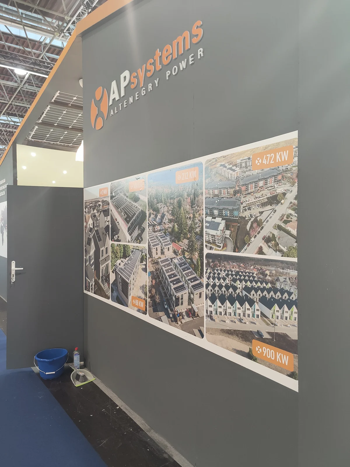 Referenze di progetto su una parete fieristica — Progetto cliente · XPrint